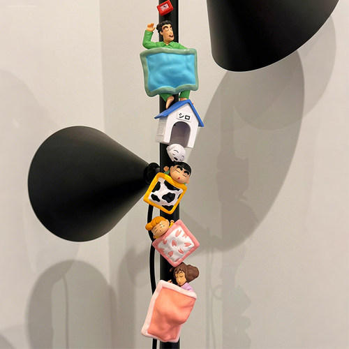 蜡笔小新一家客厅落地灯装饰摆件灯边框开关遮丑装饰墙贴家用好物