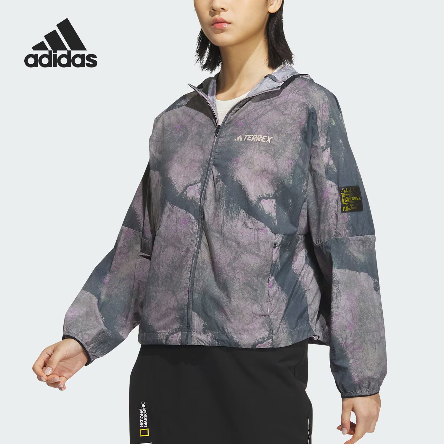 阿迪达斯女士宽松防晒运动外套