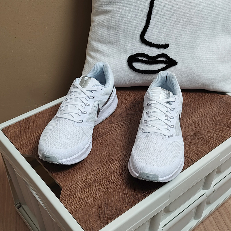 Nike/耐克正品Run Swift 3 女子轻便运动跑步鞋DR2698-100