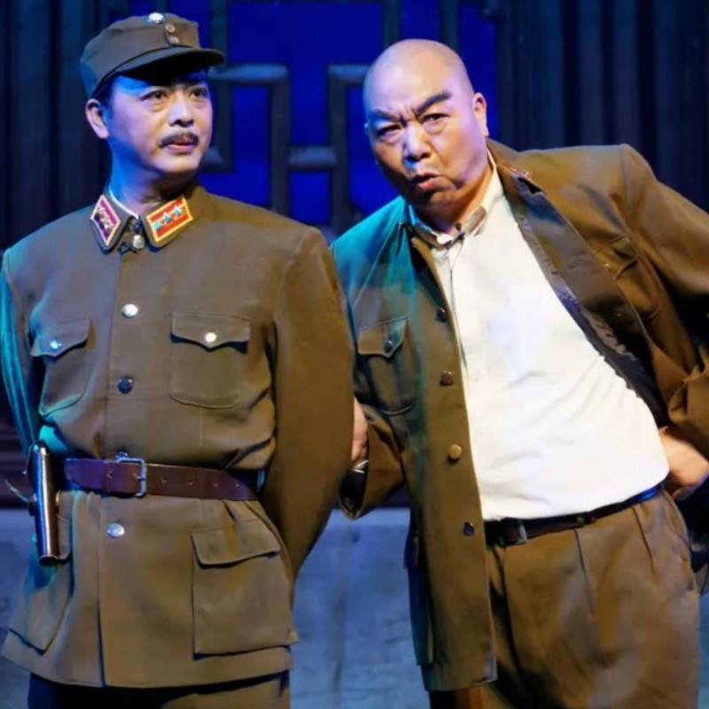 沙家浜胡传魁刁德一舞台演出服装民国军装摄影智斗阿庆嫂金属领章