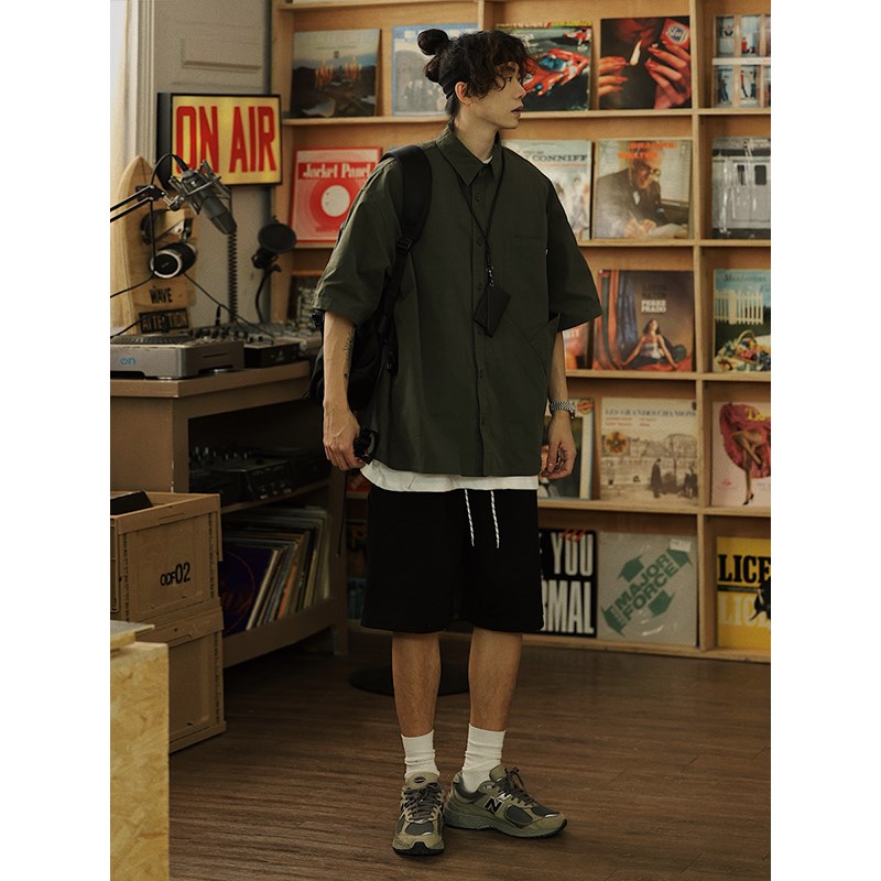 水曜日定休 夏季复古宽松黑色工装短袖衬衫男休闲流行尖领衬衣潮