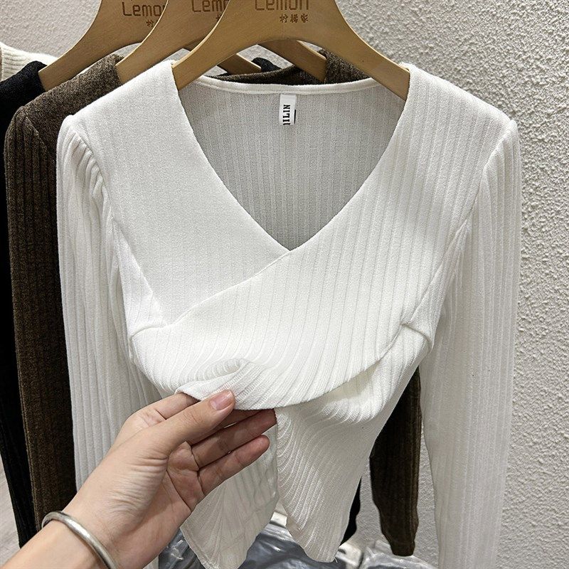 2023秋冬黑色短款毛衣打底衫女长袖洋气时尚高级感V领针织衫上衣,女装/女士精品,羊绒衫,淘宝优惠券,粉丝福利购,淘宝优惠卷