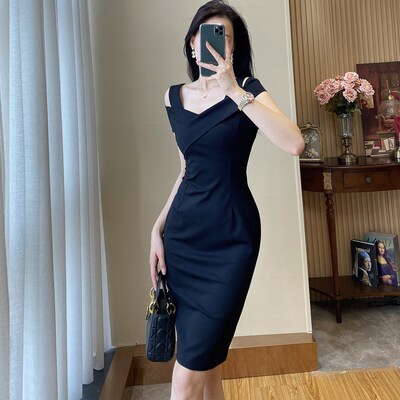 吊带露肩包臀气质连衣裙女时尚高级感轻奢日常可穿黑色小礼服裙子