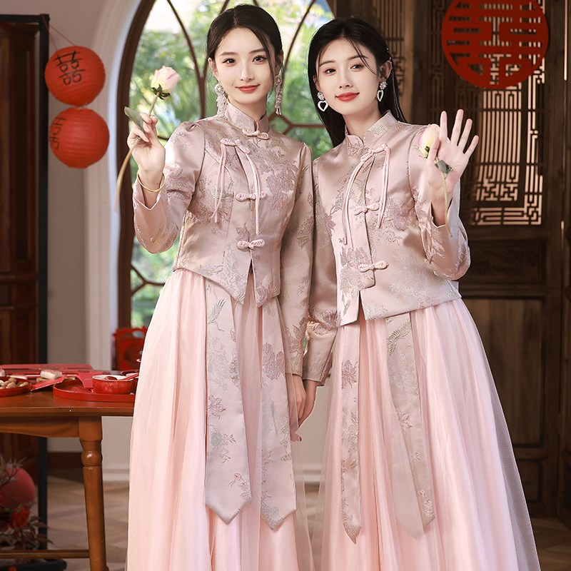 新中式伴娘服2024新款冬粉色长袖改良秀禾姐妹服伴娘团礼服裙显瘦