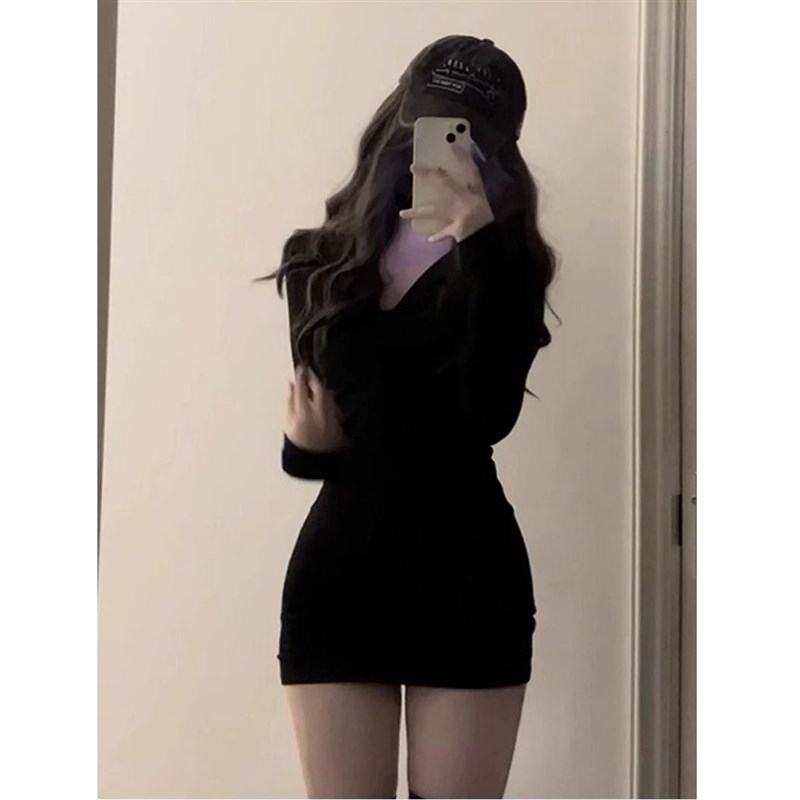 小妈紧身包臀裙秋冬季内搭黑色针织长袖连衣裙女小个子新款短裙子