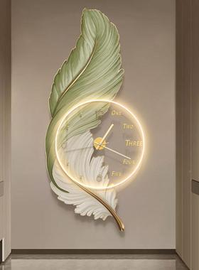 现代轻SNC羽毛玄关装饰入户正对画门亚力带钟奢表走廊墙壁灯克挂