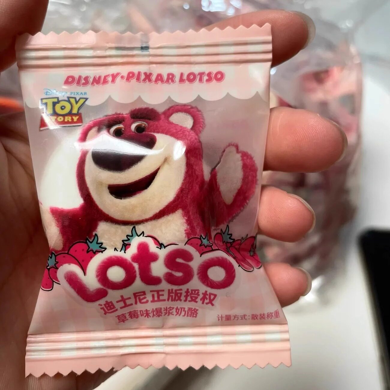 【抢】迪士尼草莓熊夹心棉花糖高颜值零食卡通独立袋装糖果