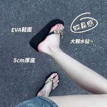 品牌真皮水钻厚底人字拖女夏2025新款防臭坡跟防滑海边沙滩凉拖鞋