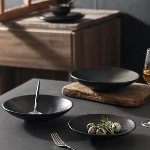 日式陶瓷浅盘创意磨砂黑釉面N小脚宽口浅碗家用菜盘拌面沙拉盘子