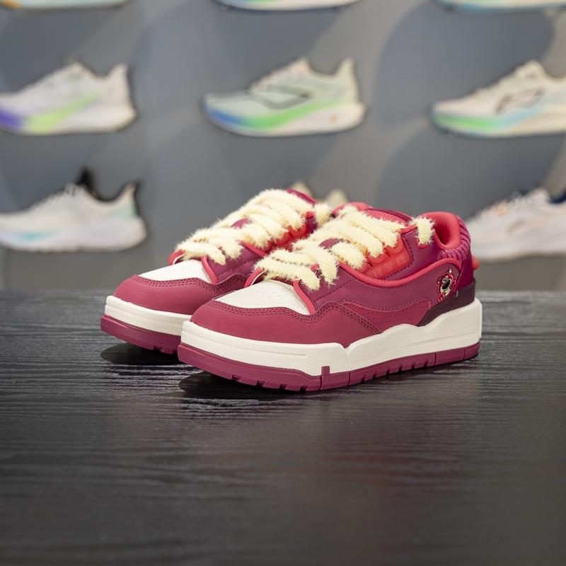 李宁正品皮克斯草莓熊联名系列女子潮流运动低帮板鞋AGCV384-3