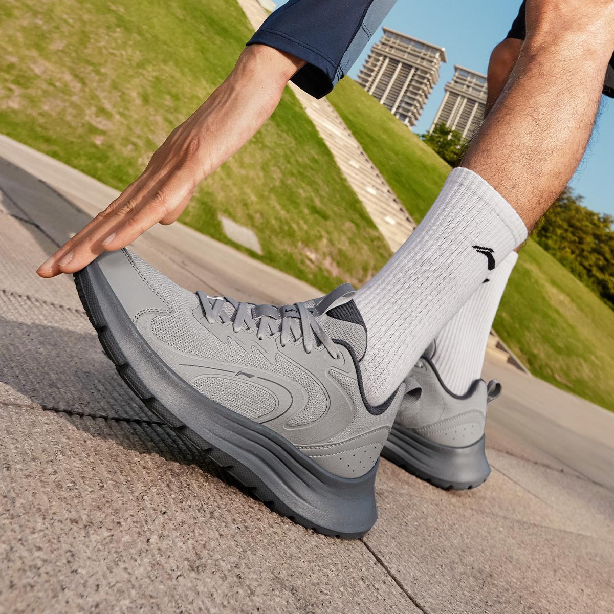 李宁正品2025秋季轻羽男子轻盈缓震低帮支撑休闲慢跑鞋ARSV133