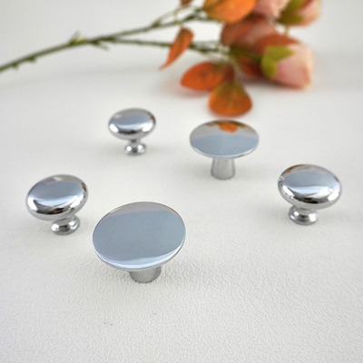 黄铜拉手轻奢柜门简约