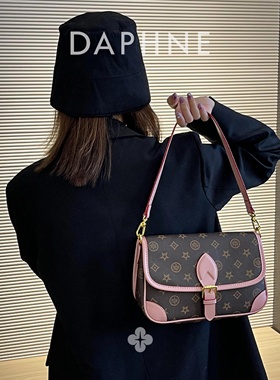 达芙妮Daphne经典印花2025新款老花腋下单肩斜挎法棍包女DFN10351