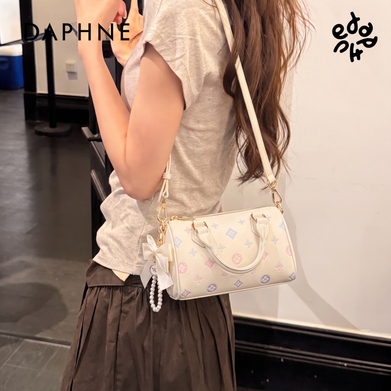 Daphne/达芙妮印花国风刺绣轻奢新款波士顿包女士通勤百搭送礼
