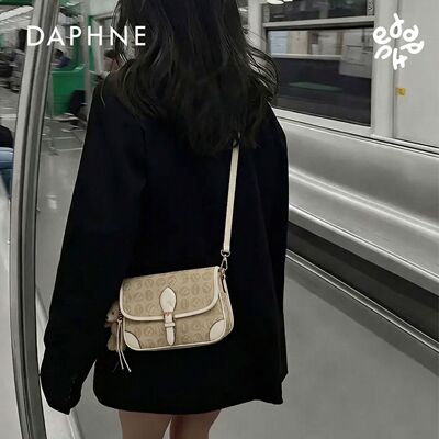 Daphne/达芙妮印花法棍单肩新款女时尚通勤斜挎包腋下老花包10326