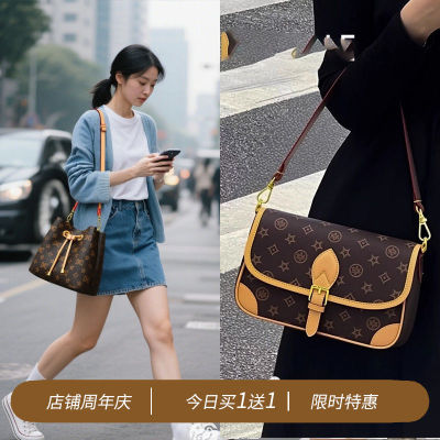 【买一送一】达芙妮老花金抽绳水桶棕拼邮差包小众职场商务通勤包