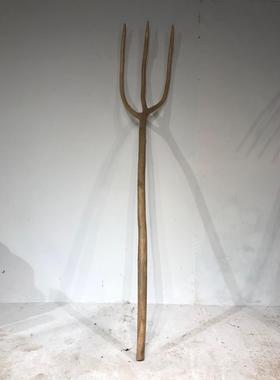 5ZW民俗老物件农家院摆件老旧农具筛子斗笠铁掀小镐耙子木锨镐头