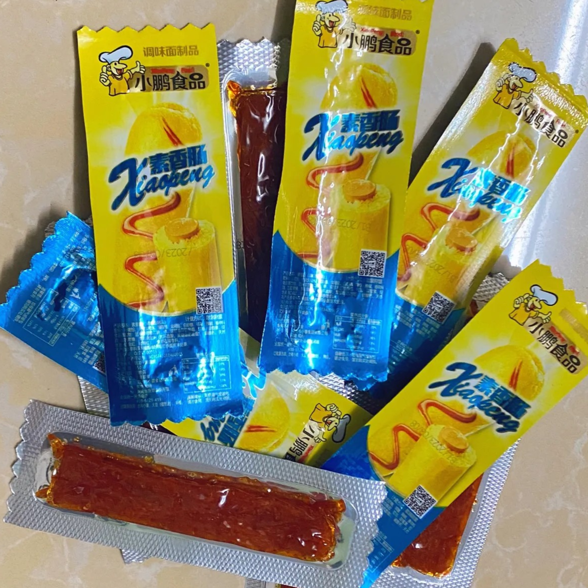 【抢】亲嘴烧大刀肉网红辣条批发麻辣小吃烤面筋零食品大礼