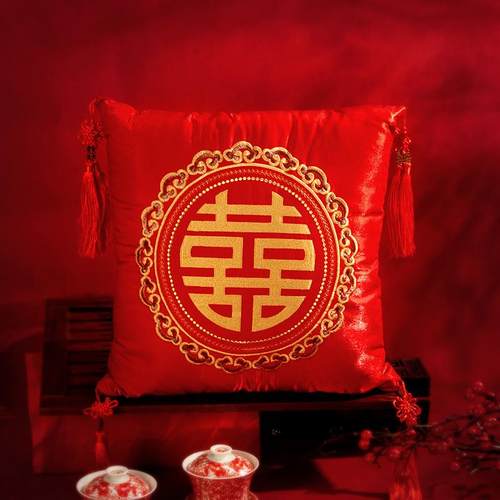 婚庆用品婚房布置中式沙发靠垫靠枕红色刺绣流苏新郎新娘抱枕