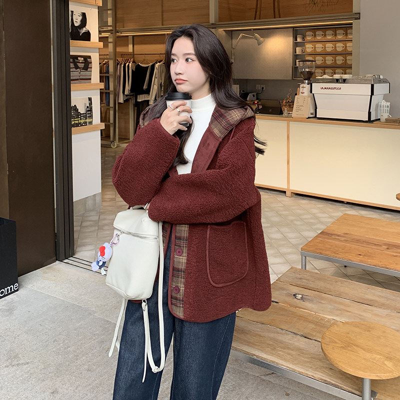 酒红色格子拼接宽松连帽羊羔毛短外套女冬季新款加厚皮毛一体棉衣,女装棉衣/棉服,2C211
