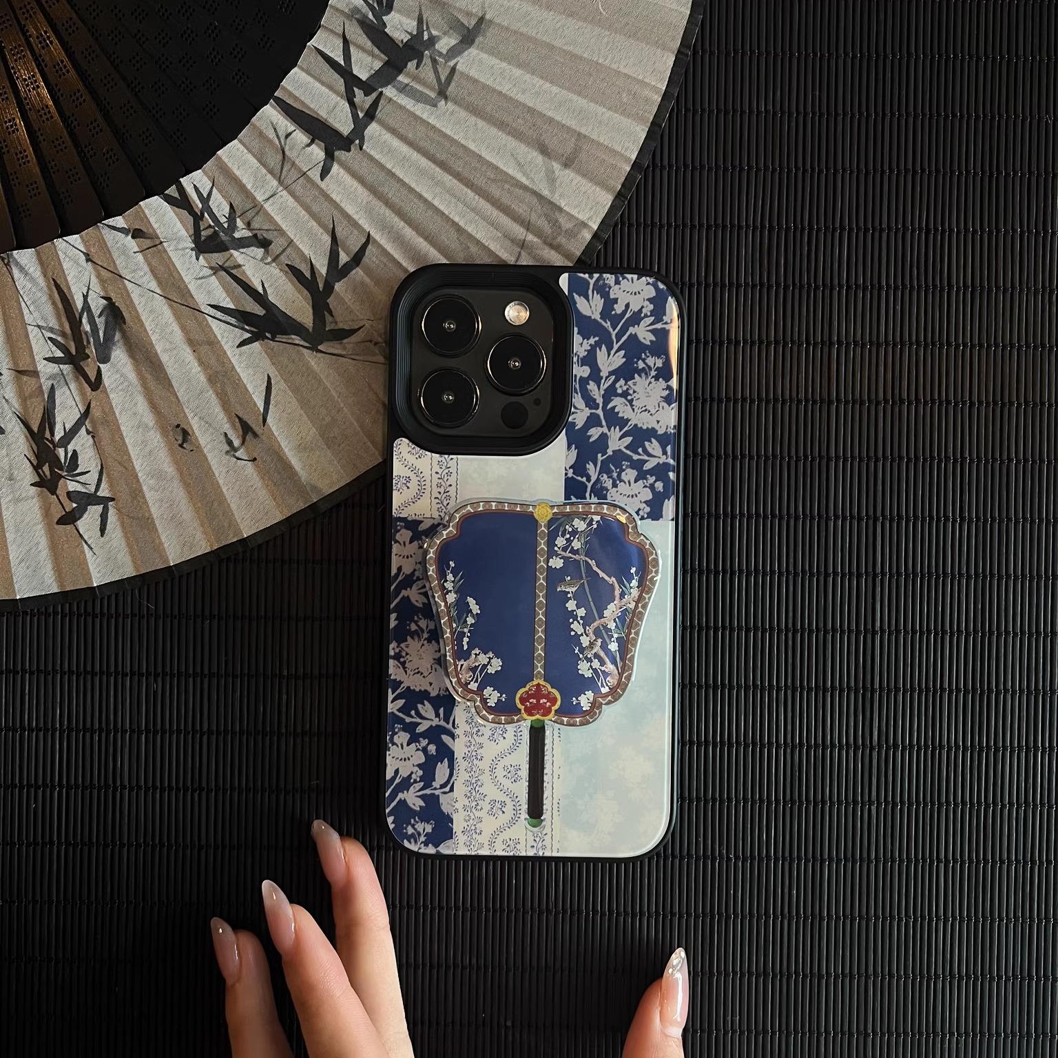 叶菽原创定制《云月》侘寂新中式国风小众高级感液态玻璃镜面适用苹果16/17/13/14/15promax不会撞壳的手机壳