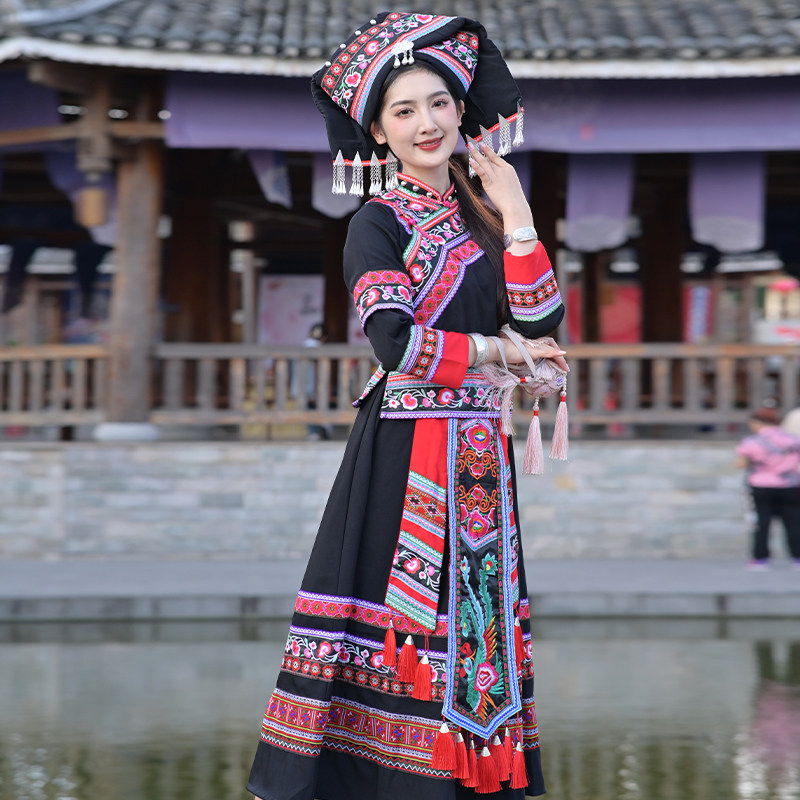广西壮族服装女三月三民