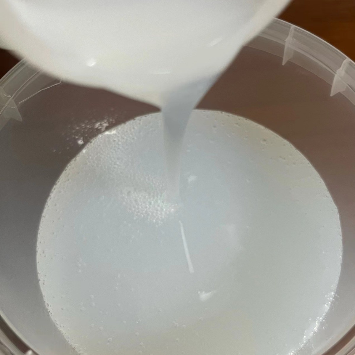 低黏性TPU胶水 低粘性TPU溶剂型 液体TPU胶