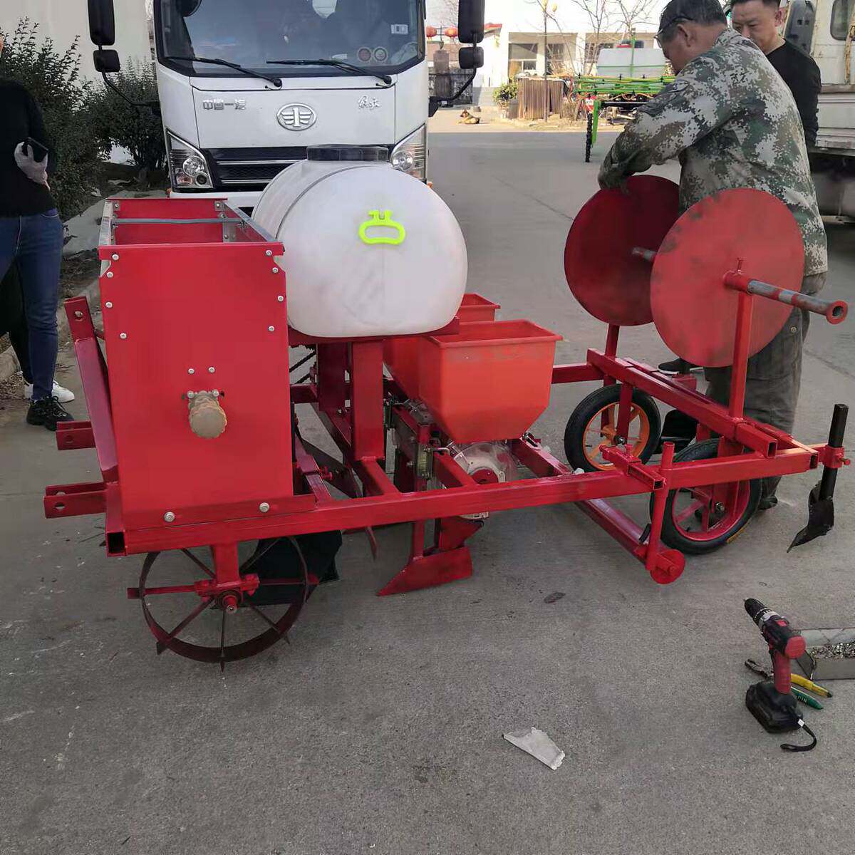 宏鑫起垄施肥红薯起垄覆膜机 种植覆膜花生点播机 新款土豆点播机,农机/农具/农膜,播种栽苗器/地膜机,淘宝优惠券,粉丝福利购,淘宝优惠卷