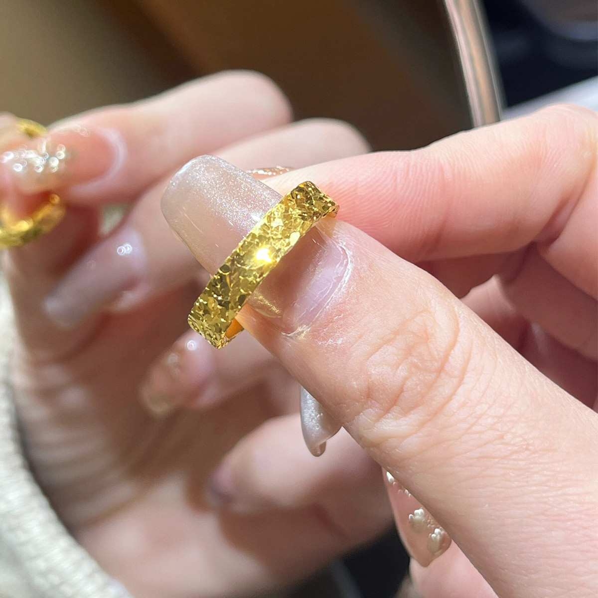 金色网红碎碎冰戒指男女2025年新款对戒爆闪满天星锤纹可调节指环
