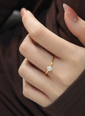 极细！一克拉小方钻戒指女轻奢高级感简约素圈仿真钻戒钛钢不掉色