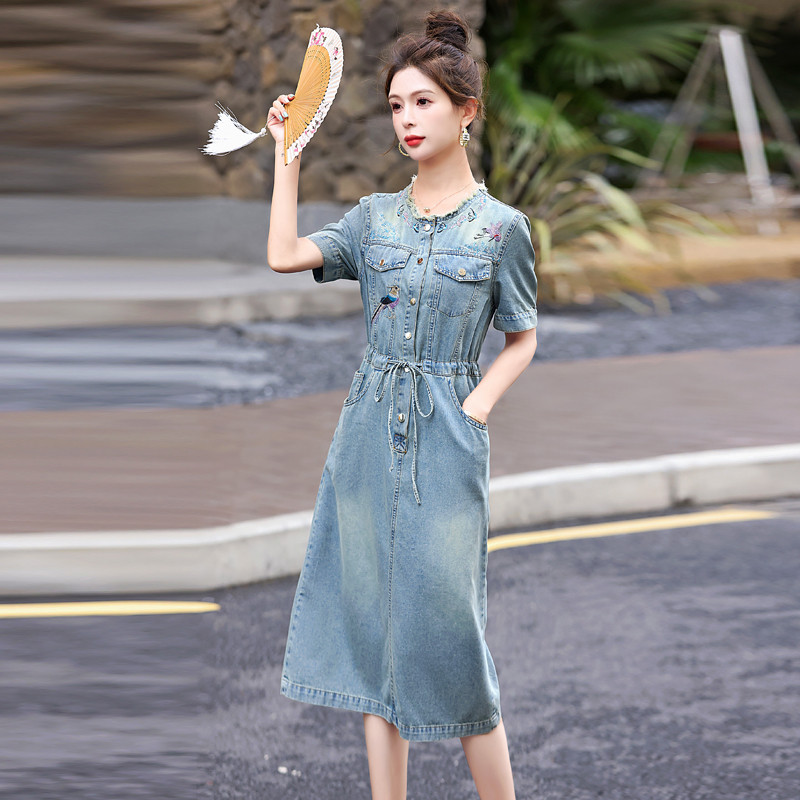 新品短袖薄款牛仔连衣裙女2025夏季新款收腰显瘦减龄气质刺绣中长