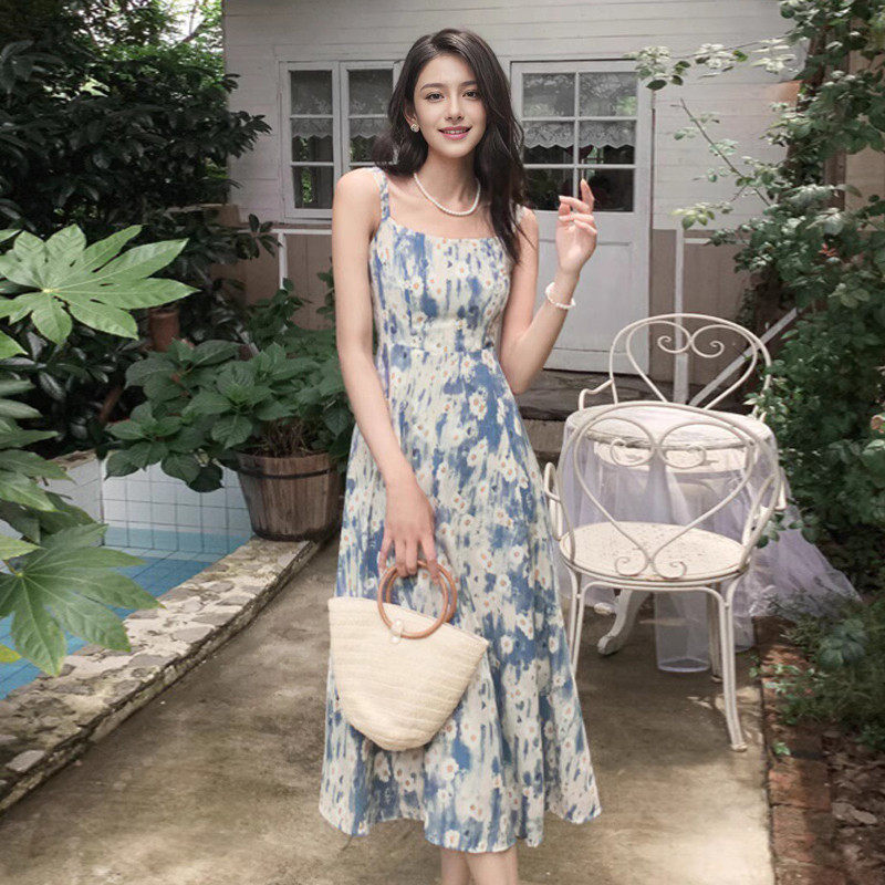 新品度假风裙子沙滩裙女海边旅游穿搭出游拍照绝美蓝色碎花吊带连