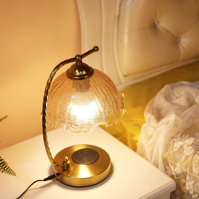 2024新款手机无线充电台灯轻奢高级感温馨触摸调光玻璃结婚卧室灯