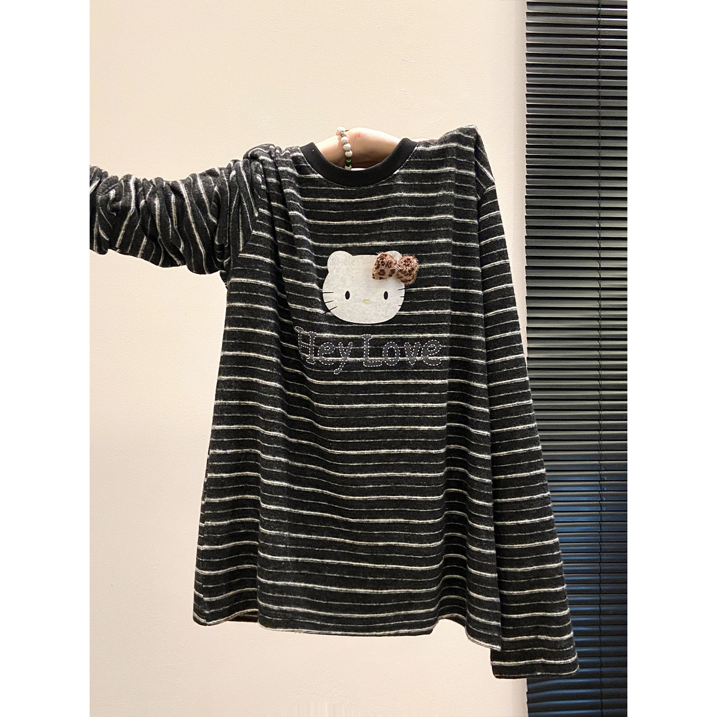 卡通猫印花薄绒长袖t恤女秋冬新款韩版条纹拼接显瘦打底外穿上衣
