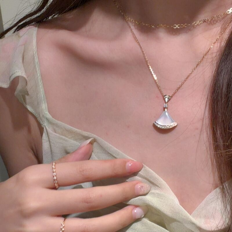 【精工版】小­裙⁠子项链女玫瑰金白贝母红玉髓孔雀石百搭锁骨链