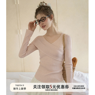 TGGTA粉色交叉v领针织衫女秋冬不规则毛衣长袖内搭打底衫修身上衣