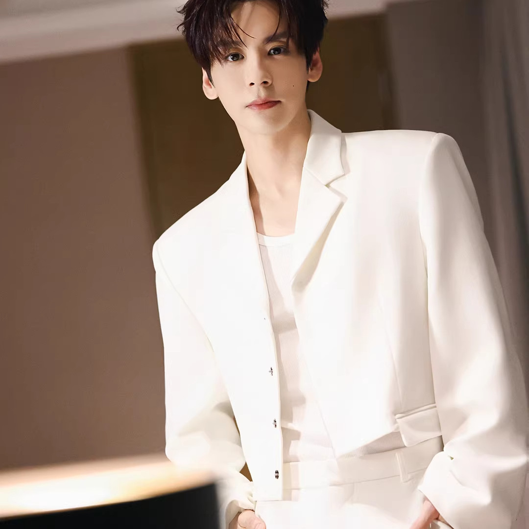 魏哲鸣明星同款白色短款小西装商务高级感宴会演出精致西服套装,男装,休闲西服,淘宝优惠券,粉丝福利购,淘宝优惠卷