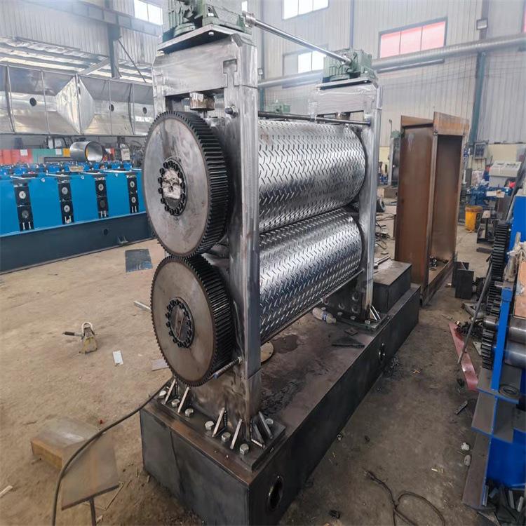 薄板卷材压花机钢板辊花设备防滑板金属板压花机1300柳叶树皮纹