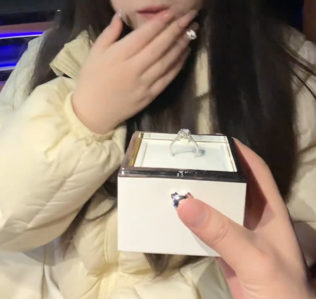 情人节礼物送女友戒指盒首饰盒浪漫表白神器道歉翻转惊喜盒子礼物