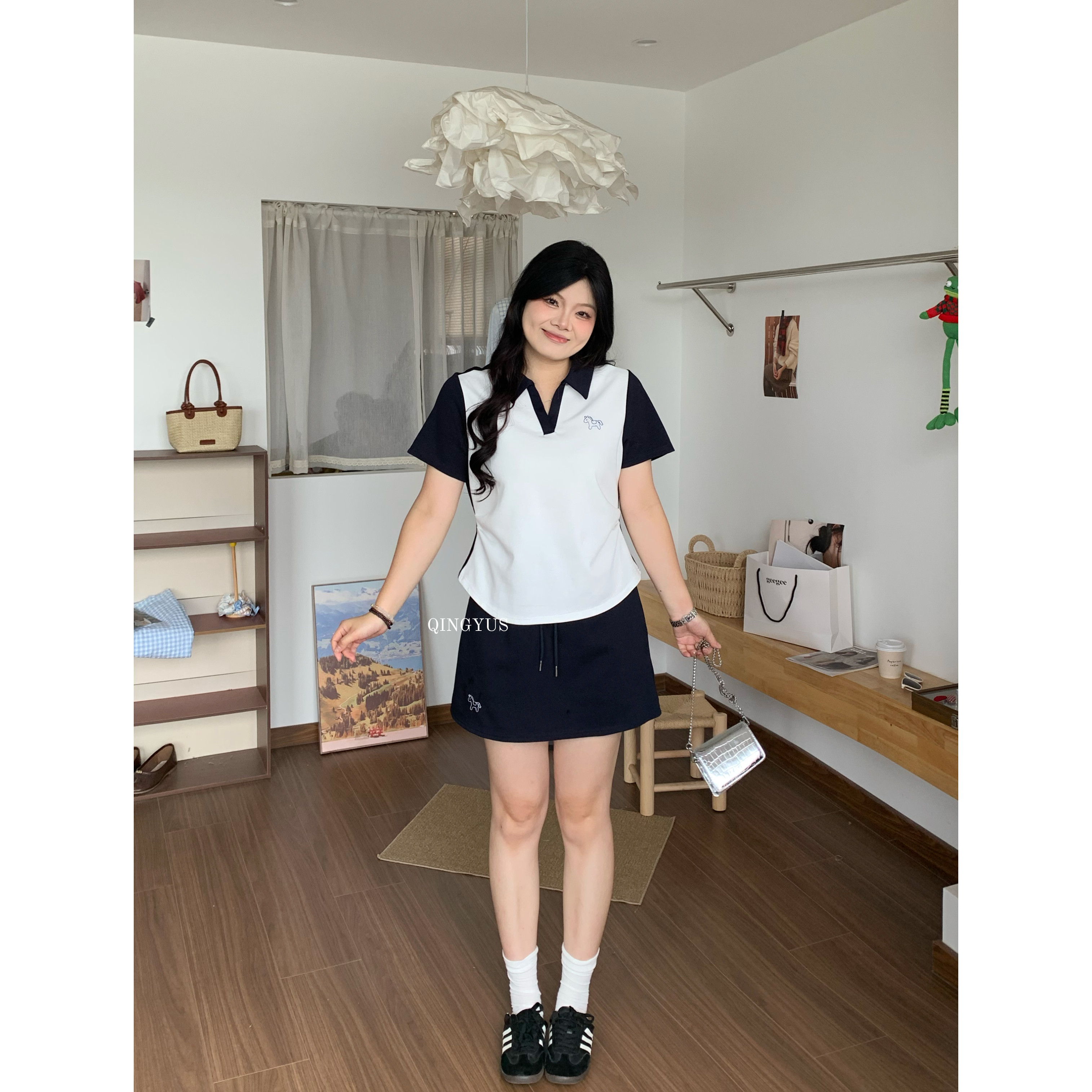 青屿衫-微胖夏季大码韩系学院风小马刺绣撞色翻领T恤半身裙两件套