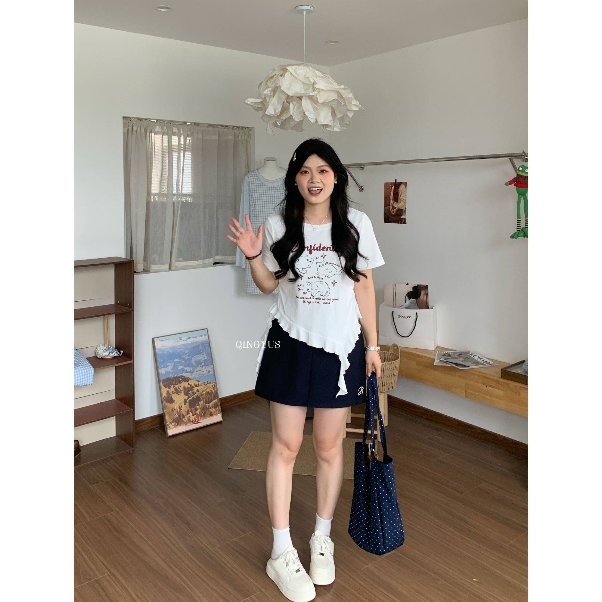 青屿衫-微胖夏季大码韩系甜美减龄卡通猫咪印花正肩荷叶边修身T恤