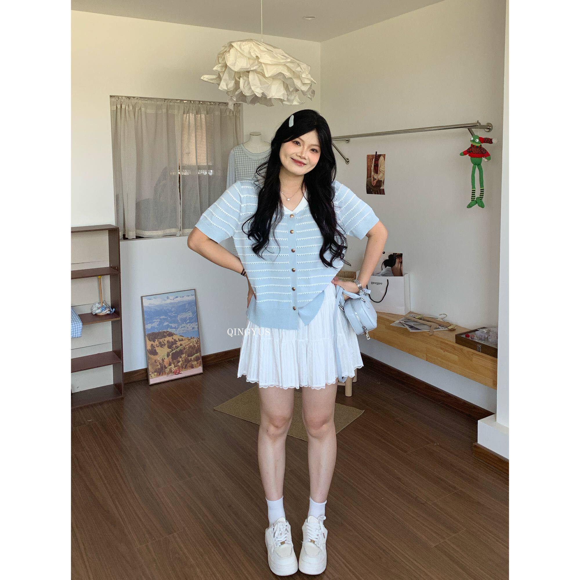 青屿衫-微胖夏季大码甜美温柔风V领镂空条纹薄款正肩短袖针织衫女