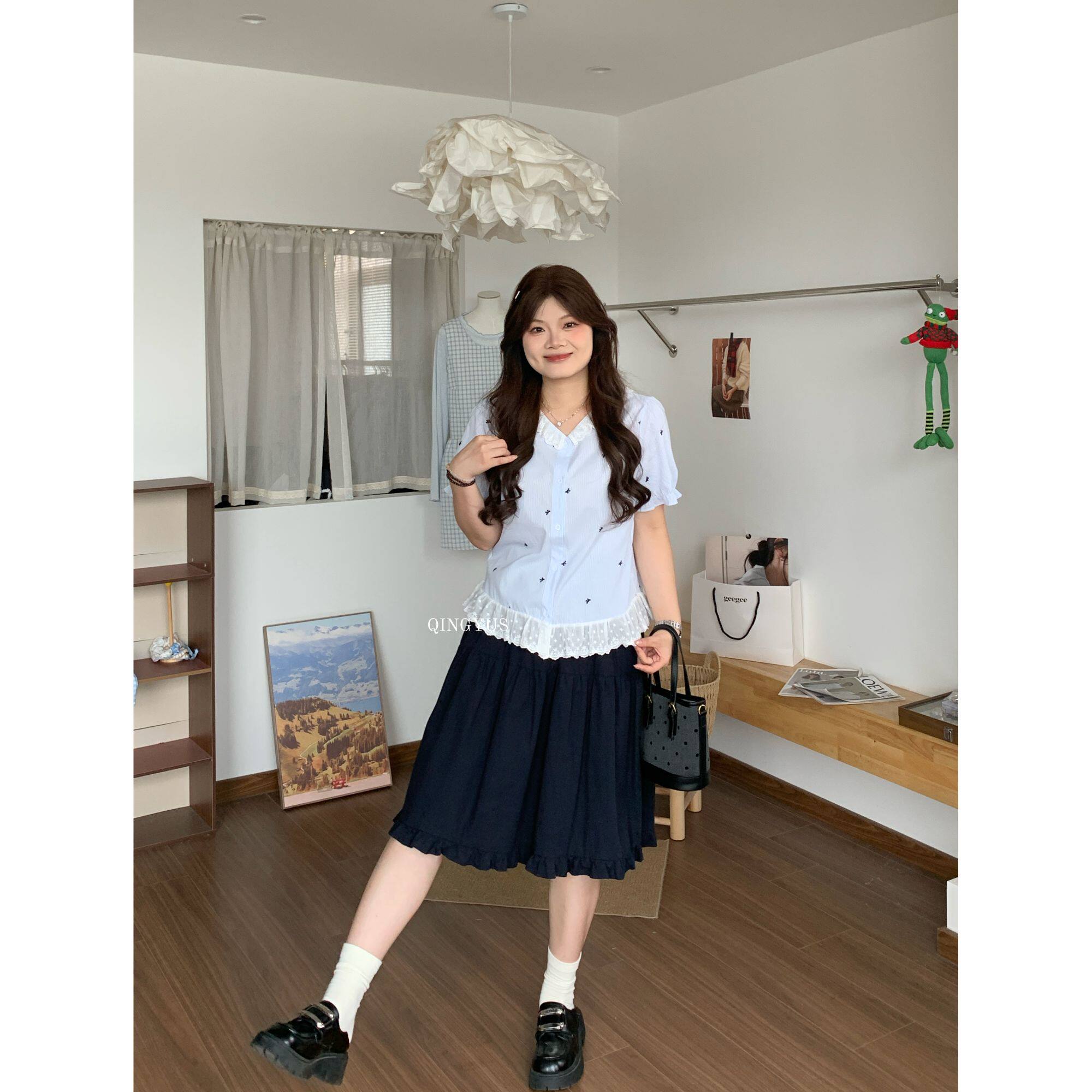 青屿衫-微胖夏季大码韩系甜美减龄V领蕾丝拼接刺绣正肩短袖衬衫女