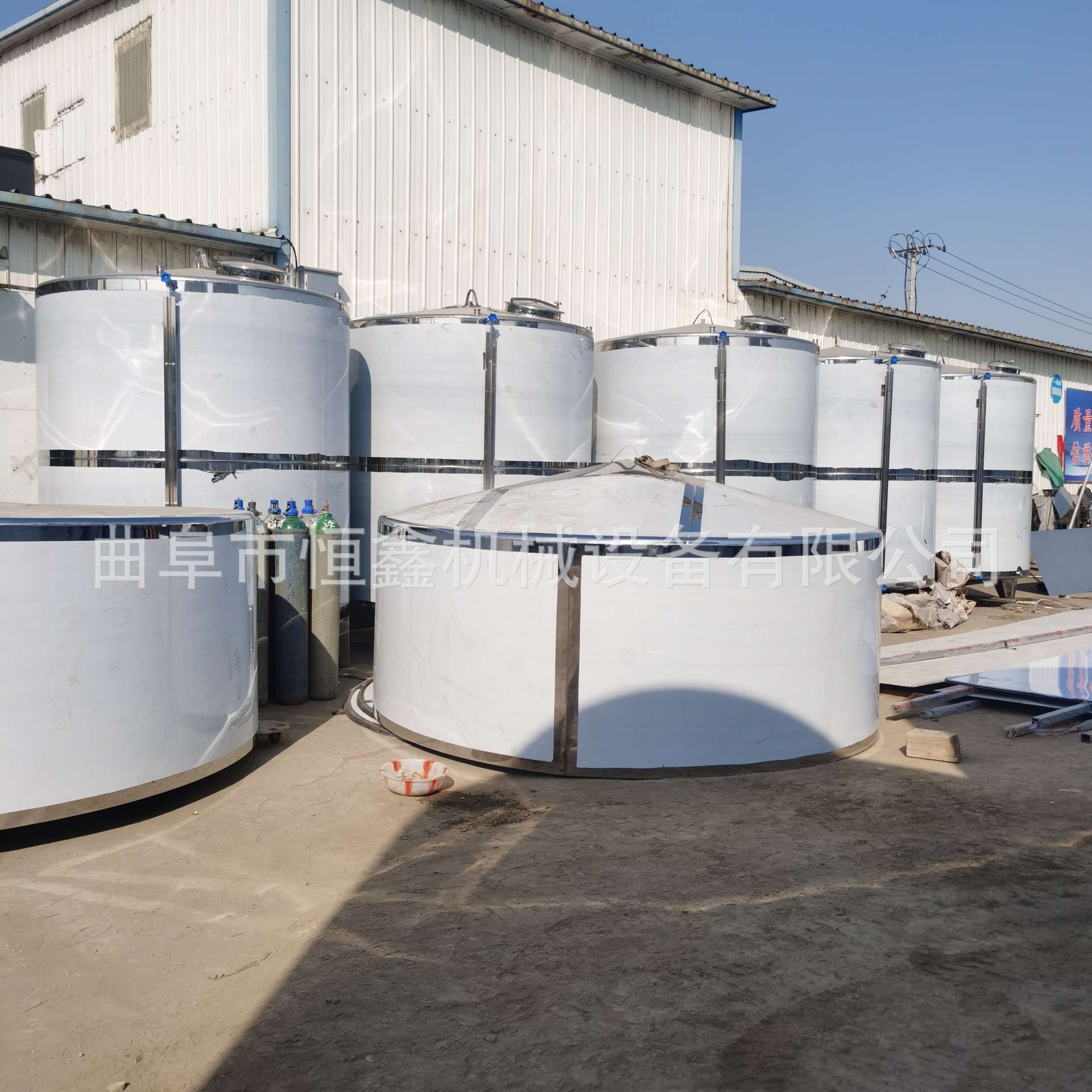 曲阜新品不锈钢立式酒容器 5吨不锈钢酒罐 各类储罐 搅拌罐接酒桶