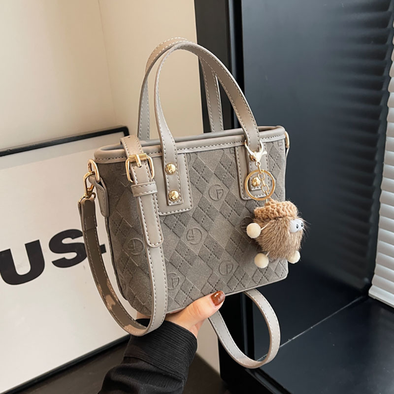 时尚百搭手提水桶包女士新款复古高级感单肩包休闲通勤斜挎包