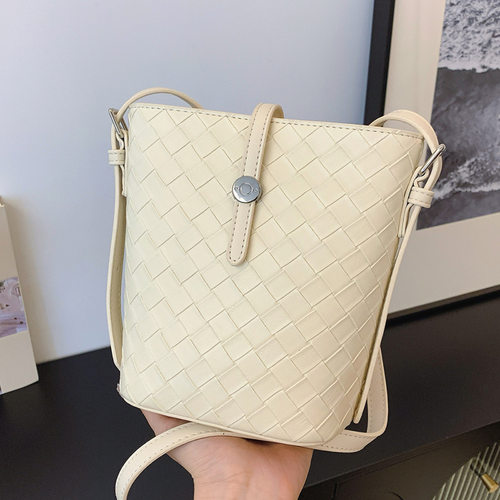 高级软皮编织纹包包女新款小众质感单肩斜挎包轻奢气质水桶包