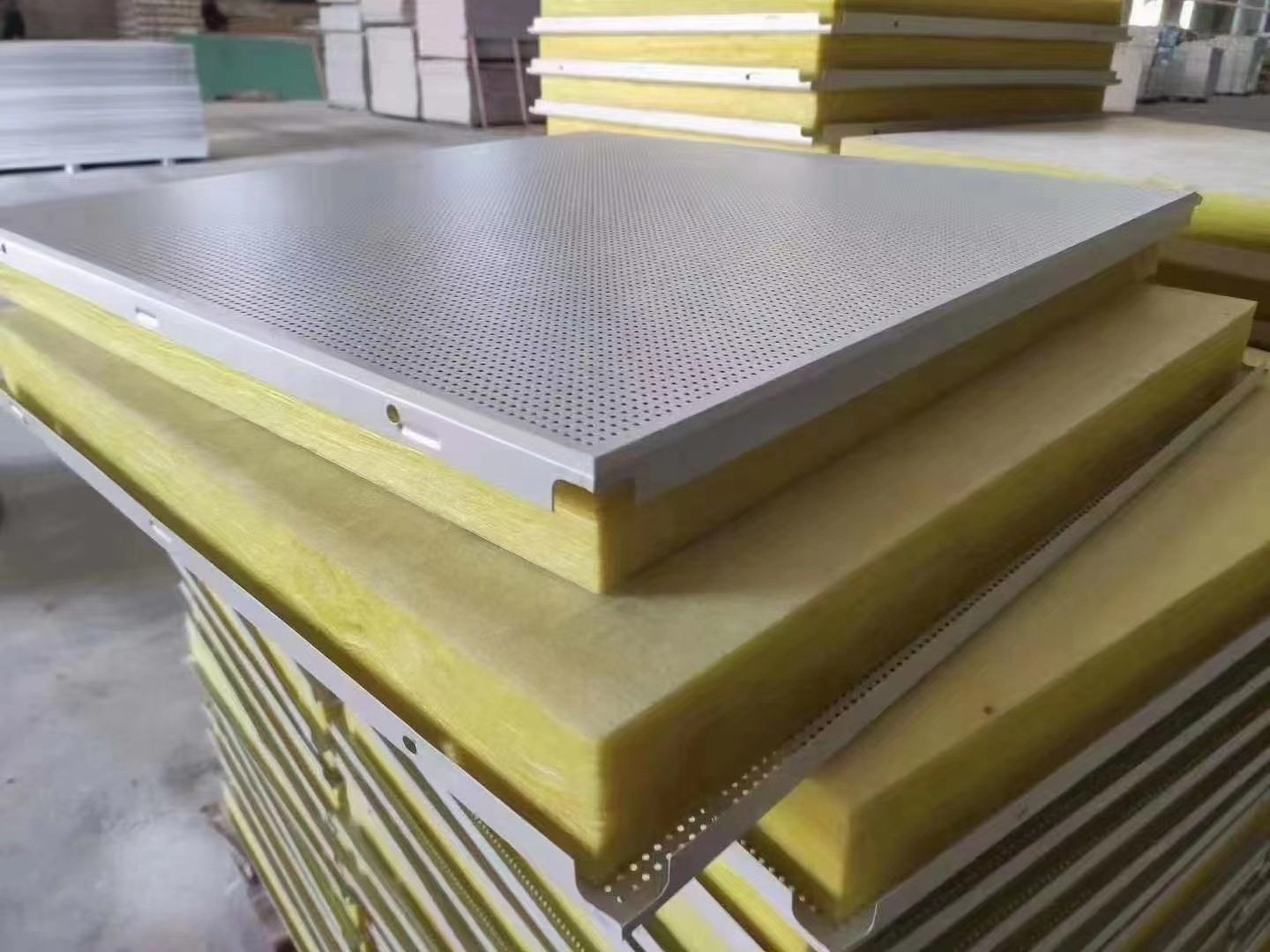 工程吊顶铝扣板600x600机房吸音岩棉板穿孔隔热隔音铝天花板材料