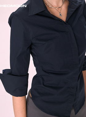 ARCHEDMOON 藏蓝色v领中袖正肩收腰衬衫内搭辣妹气质短款上衣女秋