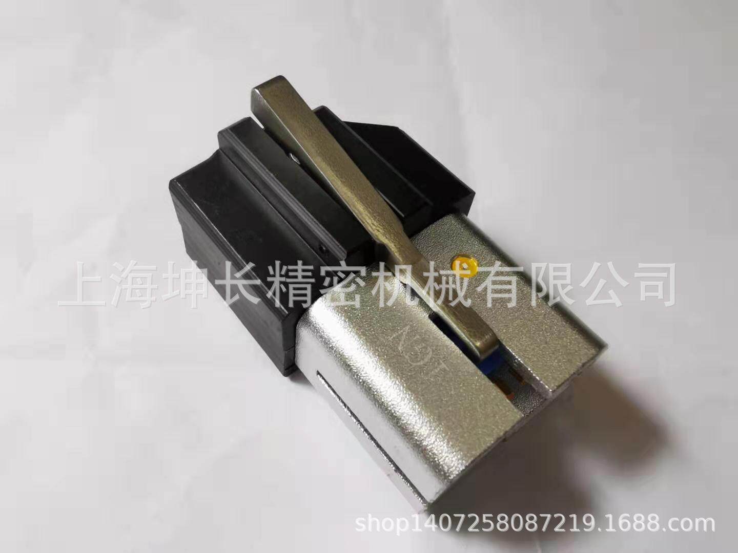 汽车发动机线束插头