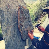 西藏手工雕刻玛尼石 石雕六字真言等多经文嘛呢石 玛尼堆安放